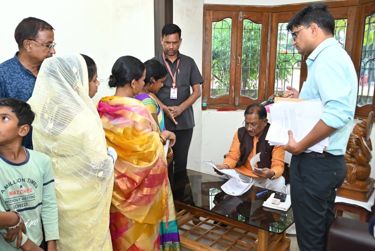 मुख्यमंत्री ने बगिया में सुनी लोगों की समस्या, आवेदनों का गंभीरता से निराकरण करने के निर्देश 