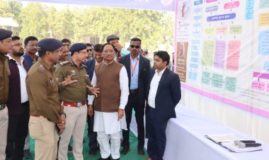 मुख्यमंत्री श्री विष्णुदेव साय ने जशपुर प्रवास के दौरान नवीन अपराधिक कानून के स्टाॅल का अवलोकन किया, एसएसपी शशि मोहन सिंह का किया प्रशंसा