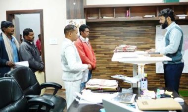 कलेक्टर ने जनदर्शन में सुनी आमजन की समस्याएं, अधिकारियों को समयबद्ध व पारदर्शी निराकरण के दिए निर्देश