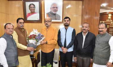 राज्यपाल रमेन डेका से विधायक मूणत ने सौजन्य भेंट की