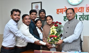 शासकीय आदर्श पोस्ट मैट्रिक आदिवासी बालक छात्रावास के प्रतिनिधिमंडल ने की सीएम से सौजन्य मुलाकात