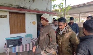 CG- ACB ने घूसखोर को रंगे हाथों पकड़ा, दफ्तर में 2500 रुपये रिश्वत लेते कर्मचारी गिरफ्तारी, मचा हड़कंप