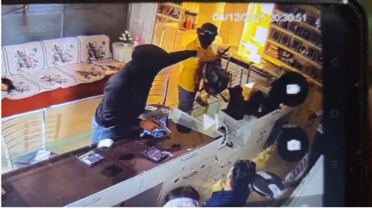 ज्वेलरी शॉप में लाखों की लूट, पिस्टल दिखाकर दो नकाबपोशों ने दिया वारदात को अंजाम, दोनों आरोपी गिरफ्तार