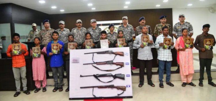 कुख्यात नक्सली विनोद सैयाना सहित गढ़चिरौली से कांकेर तक 15 इनामी नक्सलियों ने डाले हथियार