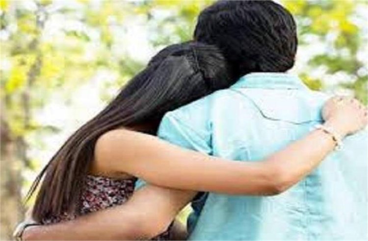 प्रेमी के प्यार में पागल युवती घर छोड़कर 8 दिन उसके घर रही, 9वें दिन पत्नी, बच्चा मायके से लौटे तो पता चला प्रेमी शादीशुदा है