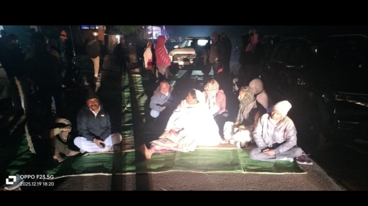 कड़ाके के ठंड में अपने ही शासन के खिलाफ धरने में बैठी जशपुर विधायक श्रीमती रायमुनी भगत,कहा पंचायत से लेकर तहसीलदार और एसडीएम के स्टे के बावजूद हो रहा धड़ल्ले से अतिक्रमण पर निर्माण