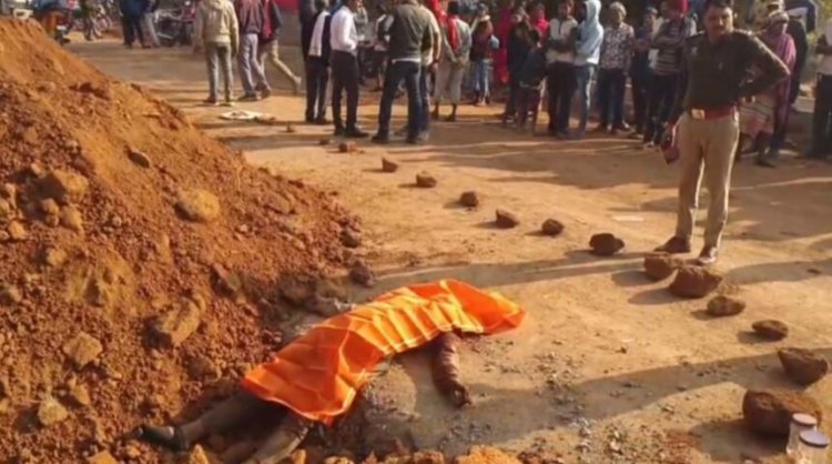 CG : सड़क किनारे युवक की लाश मिलने से सनसनी, हत्या की आशंका