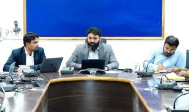 दूरस्थ क्षेत्रों में सतत रूप से भ्रमण कर शासकीय योजनाओं का लाभ दिलाने सक्रिय रूप से करें कार्य : कलेक्टर व्यास