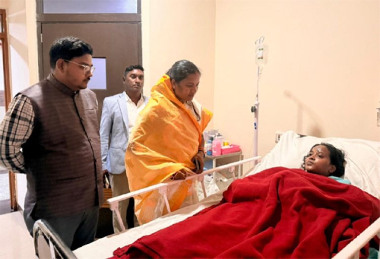 घायल महिला पत्रकार गायत्री का हालचाल जानने पहुंचीं मंत्री राजवाड़े, मिला आर्थिक सहयोग