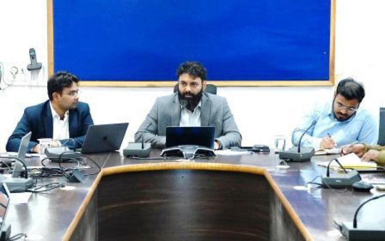 दूरस्थ क्षेत्रों में सतत रूप से भ्रमण कर शासकीय योजनाओं का लाभ दिलाने सक्रिय रूप से करें कार्य : कलेक्टर व्यास