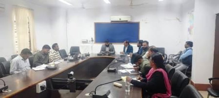 राजस्व प्रकरणों का निराकरण समय सीमा में करें : कलेक्टर