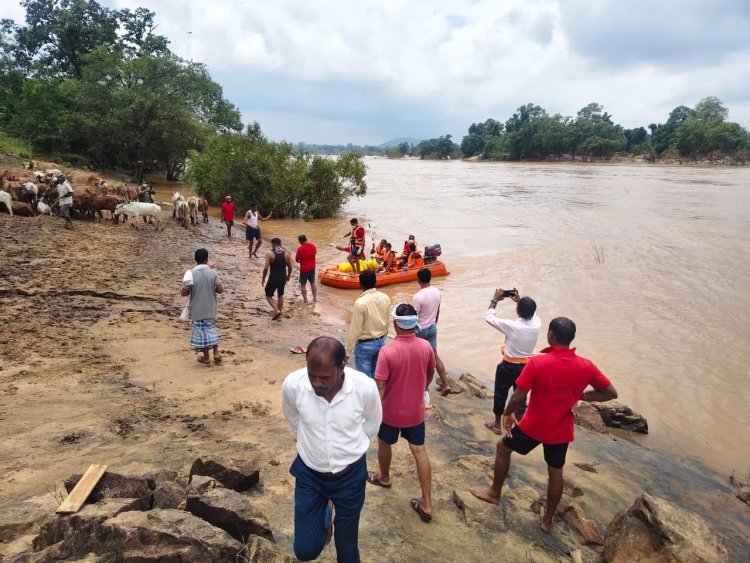 CG : नदी पार करते वक्त बहा पूरा परिवार, मां-बेटी की मिली लाश, पिता-पुत्र लापता, रेस्क्यू ऑपरेशन जारी…..
