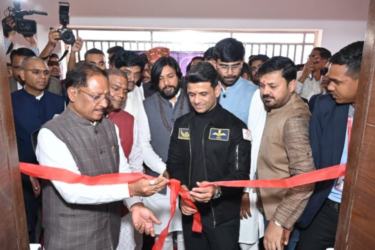 मुख्यमंत्री साय और ग्रुप कैप्टन शुभांशु शुक्ला ने जिला प्रशासन के प्रोजेक्ट अंतरिक्ष संगवारी के तहत अंतरिक्ष केन्द्र का शुभारंभ किया