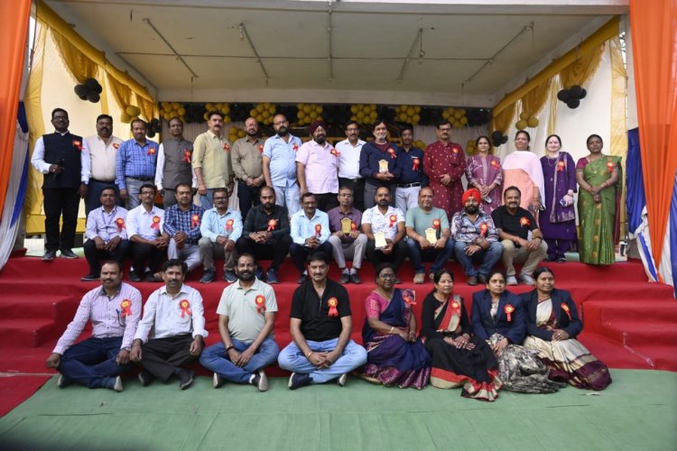 शासकीय उच्‍चतर माध्‍यमिक विद्यालय में पूर्व छात्र सम्‍मेलन का आयोजन, उत्‍साहपूर्वक शामिल हुए पूर्व छात्र - छात्रएं, उठाया कार्यक्रमों का लुत्‍फ, विद्यार्थियों को सिखाए अनुशासन  और तय लक्ष्‍यों को  हासिल करने के गुर