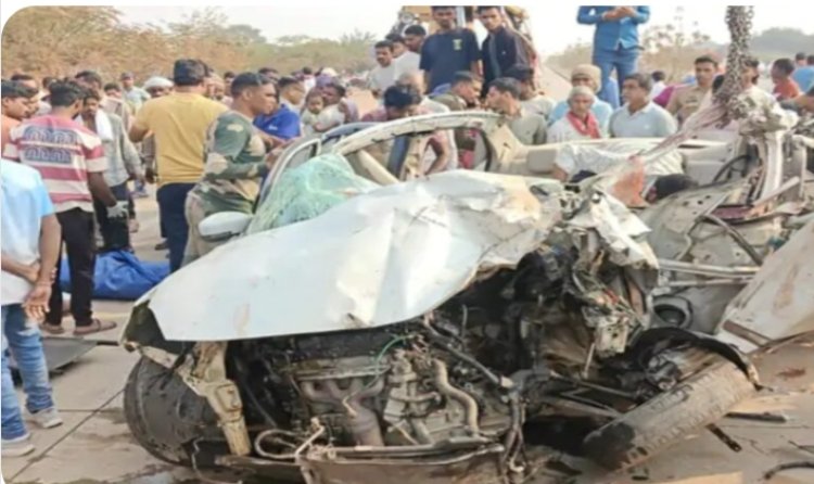 ट्रक के पीछे घुसी कार, 3 CRPF जवानों समेत 4 की मौत: कटर से काटकर निकाले गए शव