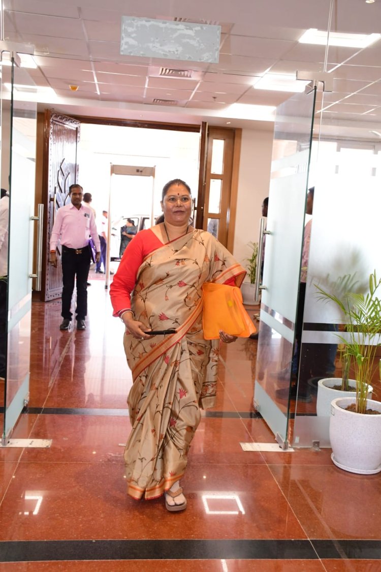 पत्थलगांव विधायक गोमती साय ने जिले में चल रही जल परियोजनाओ का उठाया मुद्दा..मुख्यमंत्री ने जवाब में बताया कि जिले में 18 जल परियोजनाओं के लिए भूमि अधिग्रहण जारी..मुआवजा भुगतान लंबित