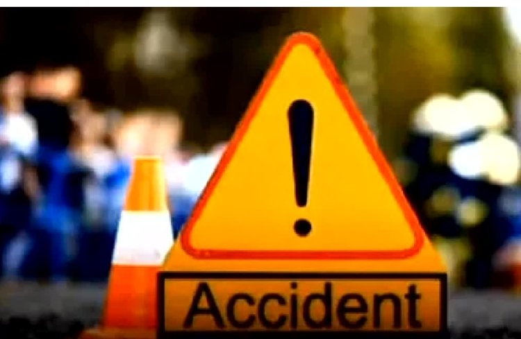 छत्तीसगढ़ के बलौदाबाजार में बुधवार को ट्रेलर और बाइक की टक्कर हो गई