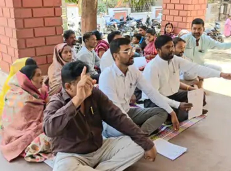 धमतरी नगर निगम में बेलिंग मशीन की खरीद में भ्रष्टाचार का आरोप लगाते हुए कांग्रेस पार्षदों ने गुरुवार को धरना प्रदर्शन किया